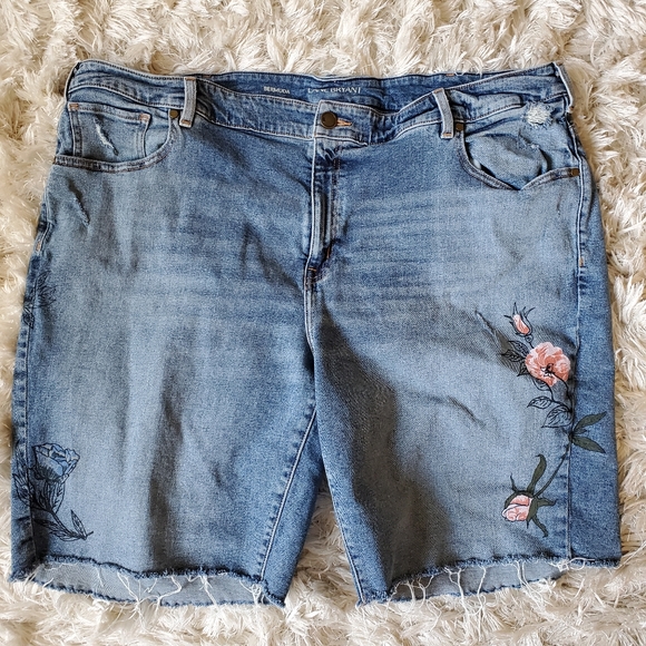 28 Lane Bryant Painted Bermuda Jean Shorts with Flowers, Raw Hem - Picture 11 of 11